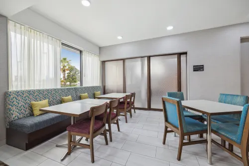 Hampton Inn Houston-Brookhollow Dining Photos