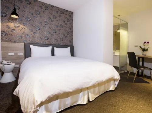Queen Hotel II Photos