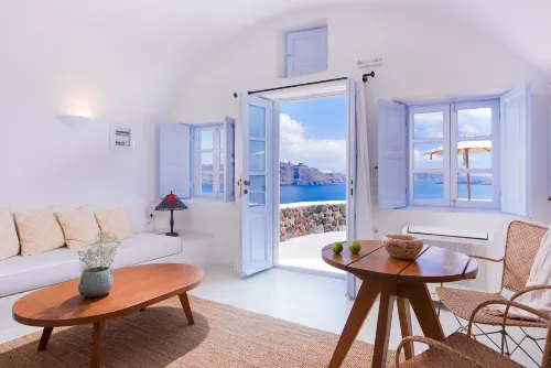 Pezoules of Oia Photos