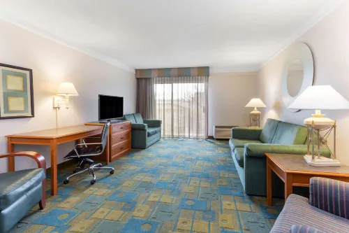 La Quinta Inn & Suites by Wyndham Redding Photos
