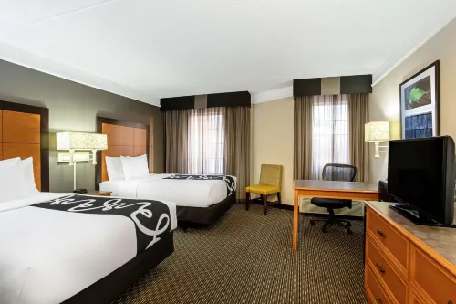 La Quinta Inn & Suites by Wyndham Tucson Airport Rooms Photos