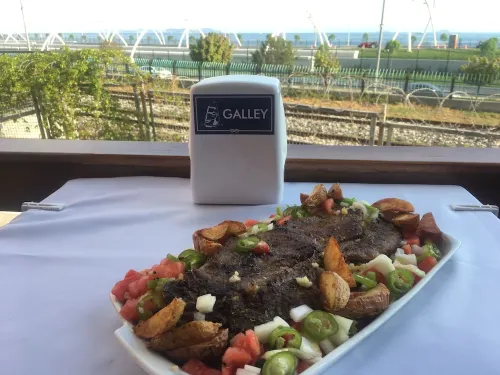 Galley Hotel Makanan Photos