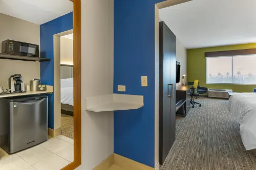 Holiday Inn Express & Suites Phoenix Dwtn - State Capitol Rooms Photos