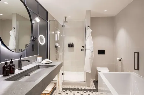 The Gantry London, Curio Collection by Hilton Huoneet Photos
