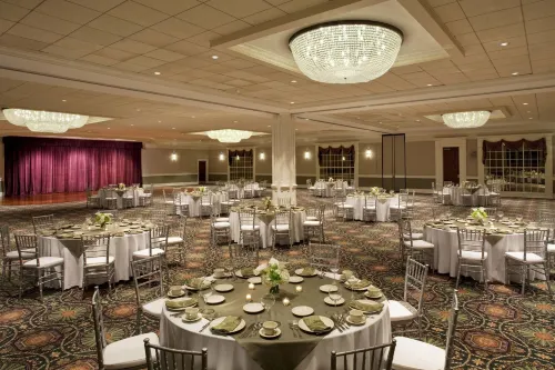 Sheraton Greensboro at Four Seasons Restauration Photos