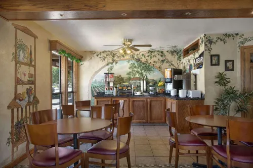 Travelodge by Wyndham Lemoore Near Naval Air Station Restauration Photos