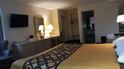 Super 8 by Wyndham Niagara Falls North Rooms Photos