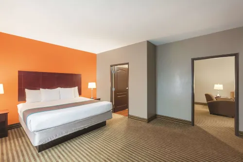 La Quinta Inn & Suites by Wyndham Houston Bush Intl Airpt E Rooms Photos
