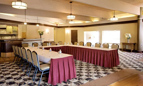Jasper Inn & Suites by Innhotels Business Facilities Photos
