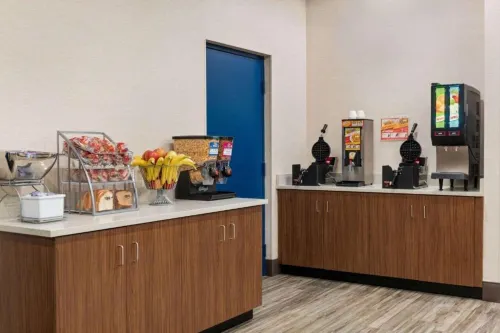 Super 8 by Wyndham Liverpool/Syracuse North Airport Dining Photos