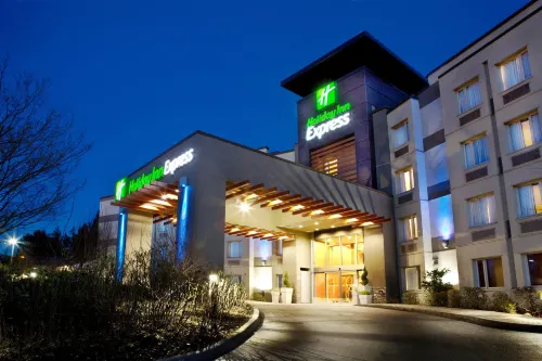 Holiday Inn Express & Suites Langley Exterior Photos