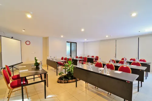 Grand Kuta Hotel and Residence Бизнес-удобства Photos