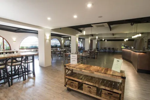 The Metropolitan Spring Hill Dekat Hotel Photos