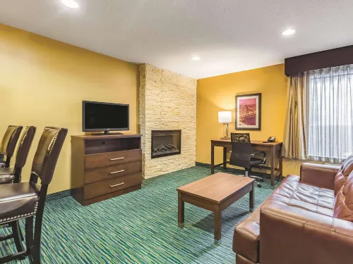 La Quinta Inn & Suites by Wyndham San Francisco Airport West Rooms Photos