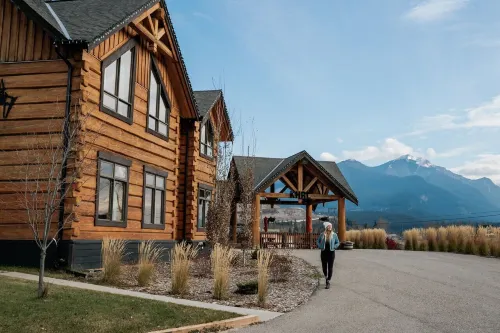 Basecamp Lodge Golden Exterior Photos