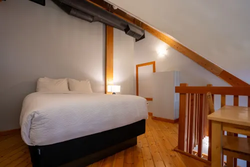 Basecamp Lodge Golden Rooms Photos