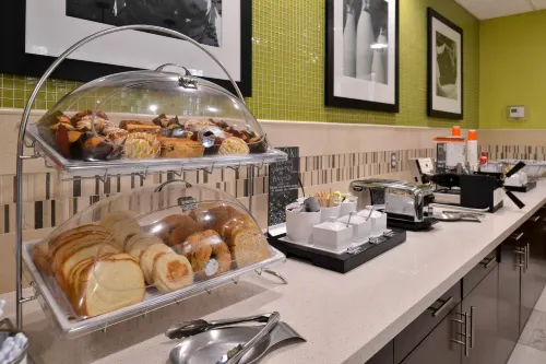 Hampton Inn & Suites Dallas Market Center Restauration Photos