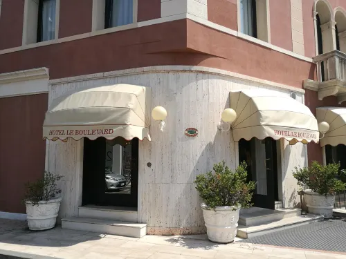 Hotel le Boulevard Exterior Photos