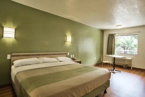 Motel 6 Tallahassee, FL - Downtown Rooms Photos