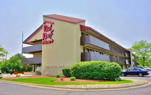 Super 8 by Wyndham Deerfield - Northbrook Exterior Photos