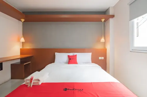 RedDoorz Plus @ Dago Pojok 3 Kamar Photos