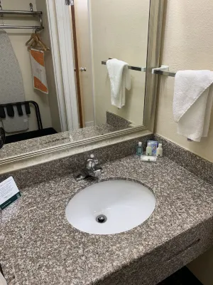 Quality Inn & Suites Pensacola Bayview Rooms Photos