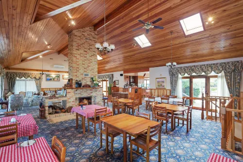 Robyn's Nest Lakeside Resort Restauration Photos