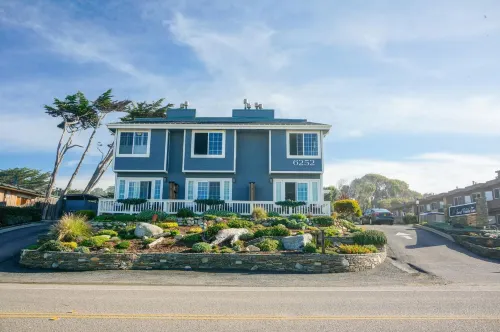 Sand Pebbles Inn Exterior Photos
