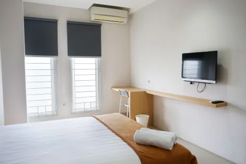 UROOMS Senayan Kamar Photos
