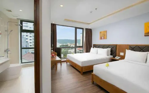 La Beach Hotel Kamar Photos