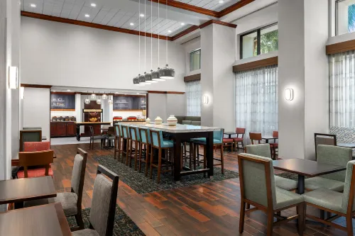 Hampton Inn & Suites Lake Mary at Colonial TownPark Restauration Photos