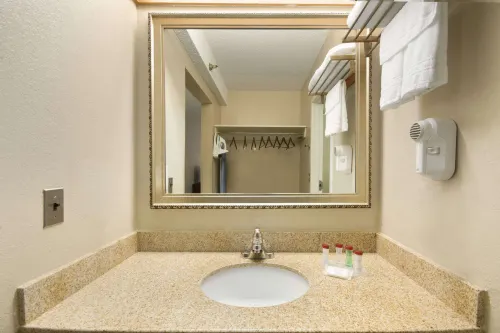 Ramada by Wyndham Raleigh Rooms Photos