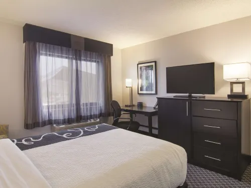 La Quinta Inn & Suites by Wyndham Cleveland - Airport North Rooms Photos