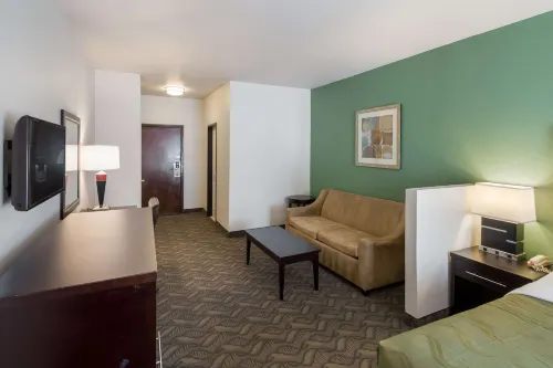Quality Inn & Suites Airport West Rooms Photos