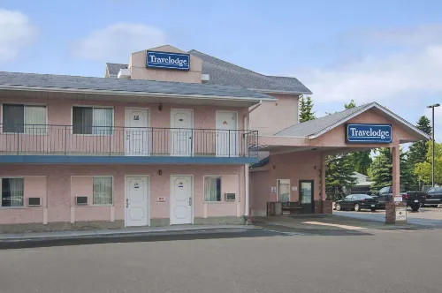 Travelodge by Wyndham Edmonton Airport Exterior Photos