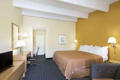 Howard Johnson by Wyndham Newburgh/West Point Photos