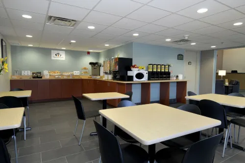 Super 8 by Wyndham Peterborough Restauration Photos