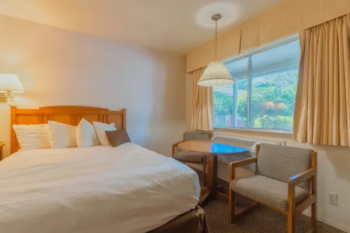 Mariposa Lodge Photos