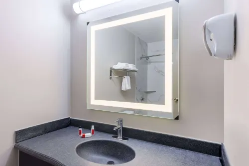 Days Inn & Suites by Wyndham Fort Bragg/Cross Creek Mall Rooms Photos