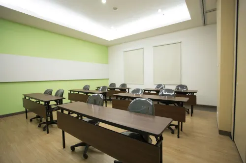 Yello Hotel Jemursari Fasilitas Bisnis Photos