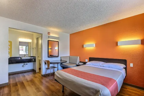 Motel 6 Pleasanton, CA Rooms Photos