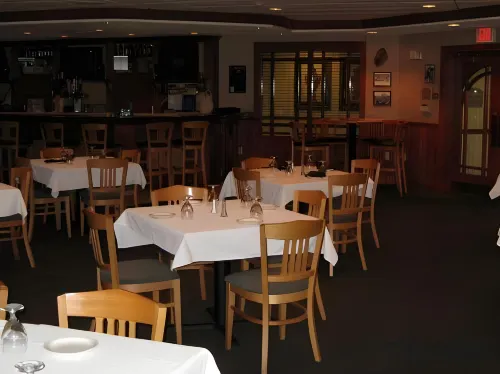Holiday Inn & Suites Milwaukee Airport Restauration Photos
