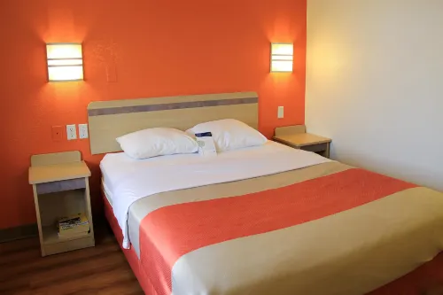 Motel 6 Enfield, CT - Hartford Photos