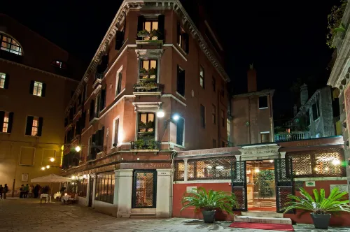 Hotel La Fenice et des Artistes Exterior Photos