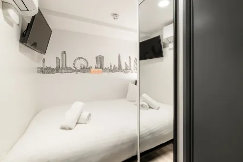 EasyHotel Victoria Camere Photos