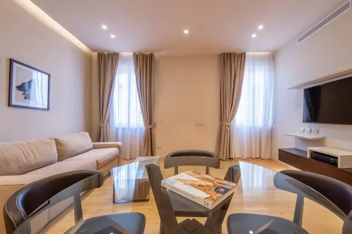 Oriana Homèl Verona Kamar Photos