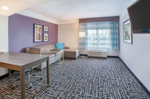 La Quinta Inn & Suites by Wyndham Cincinnati Airpt Florence Photos