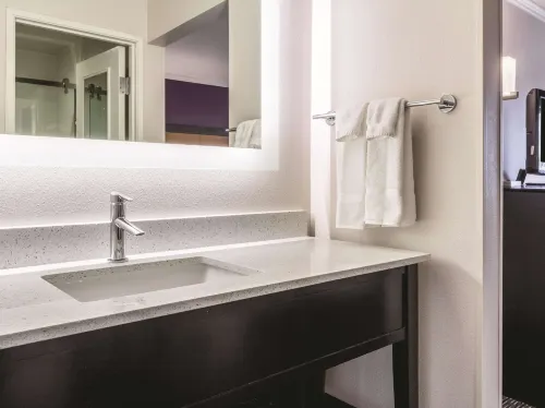 La Quinta Inn & Suites by Wyndham Cleveland - Airport North Rooms Photos