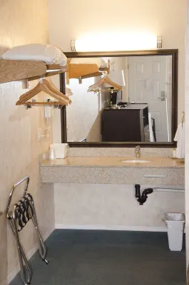 Best Budget Inn & Suites Kamloops Rooms Photos