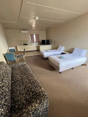 Opal Inn Hotel, Motel, Caravan Park Chambres Photos
